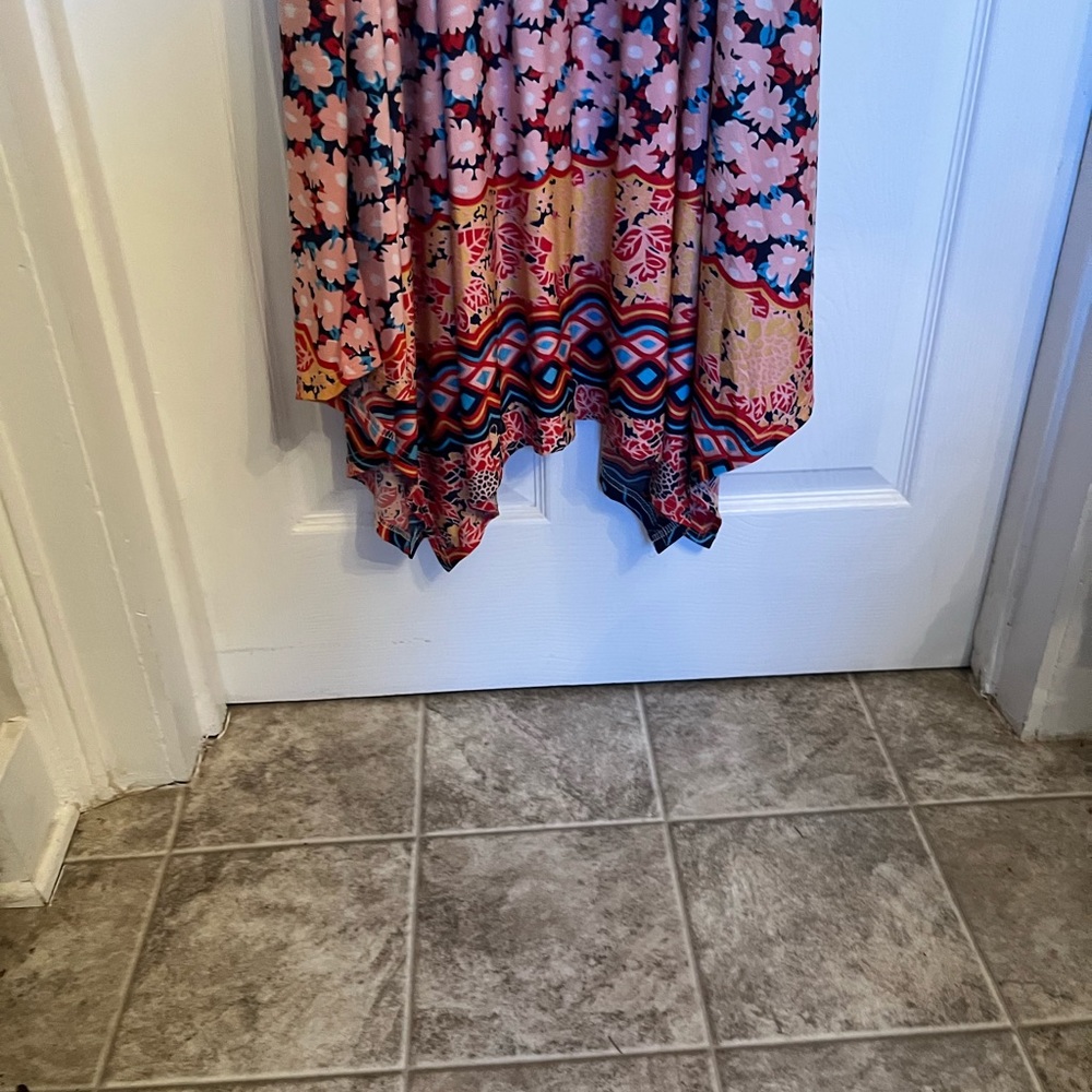 Floral maxi dress w great colors & shark bite hem - Picture 4 of 6
